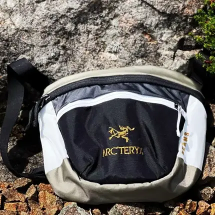 【現貨】ARC'TERYX x BEAMS Beta Lt 拼色 始祖鳥 鳥牌 聯名 斜背包側背包腰包小包