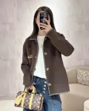 【預售】【過驗】1V x Tyler 24FW 聯名 字母刺繡 科技棉牛角扣十字繡夾克外套開衫 巧克力色