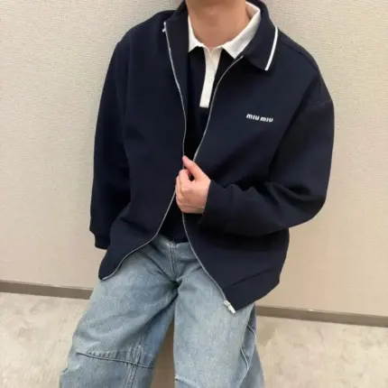 【預售】M1U M1U 25SS 繆繆 字母Logo刺繡 珠地棉 立領夾克外套校服夾克 藏青