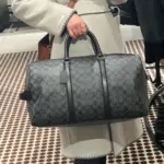 【現貨】【福利回饋】C0ACH Venturer 43 經典老花滿版logo 大容量 手提袋斜背包旅行包旅行袋