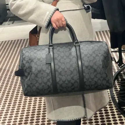 【現貨】【福利回饋】C0ACH Venturer 43 經典老花滿版logo 大容量 手提袋斜背包旅行包旅行袋