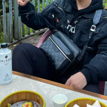 【預售】1V Outdoor   經典老花 牛皮拼接帆布  郵差包側背包單肩包 黑色