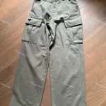 PRA 24SS 素色簡約 三角標小logo 水洗寬鬆口袋工裝褲長褲 橄欖綠