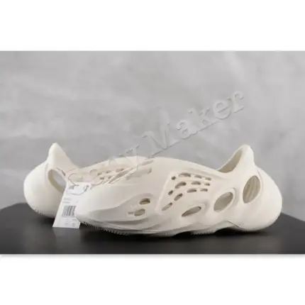 【現貨】YEEZY Foam Runner "Sand" 沙色 洞洞鞋 洞洞拖 拖鞋 YZY FY4567