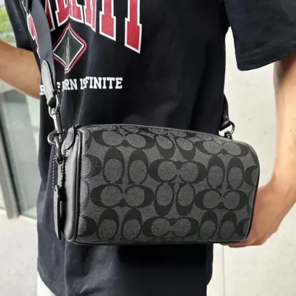 【現貨】【福利回饋】C0ACH Alex 21 經典老花滿版logo 斜背包側背包小包（附卡包）