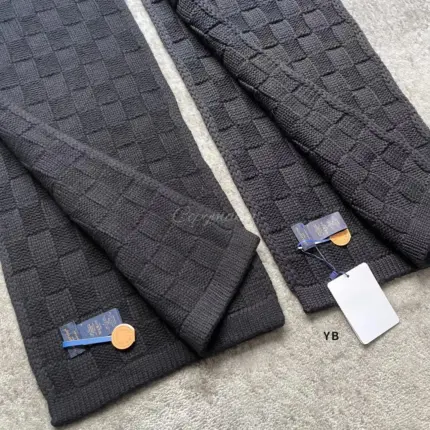 【過驗】1V 24FW 棋盤格 字母刺繡 簡約黑色 經典款 純羊毛 圍巾披肩圍脖