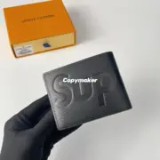 【預售】1V x Sup 聯名 Slender Wallet 壓紋Logo 黑色 皮夾短夾錢包