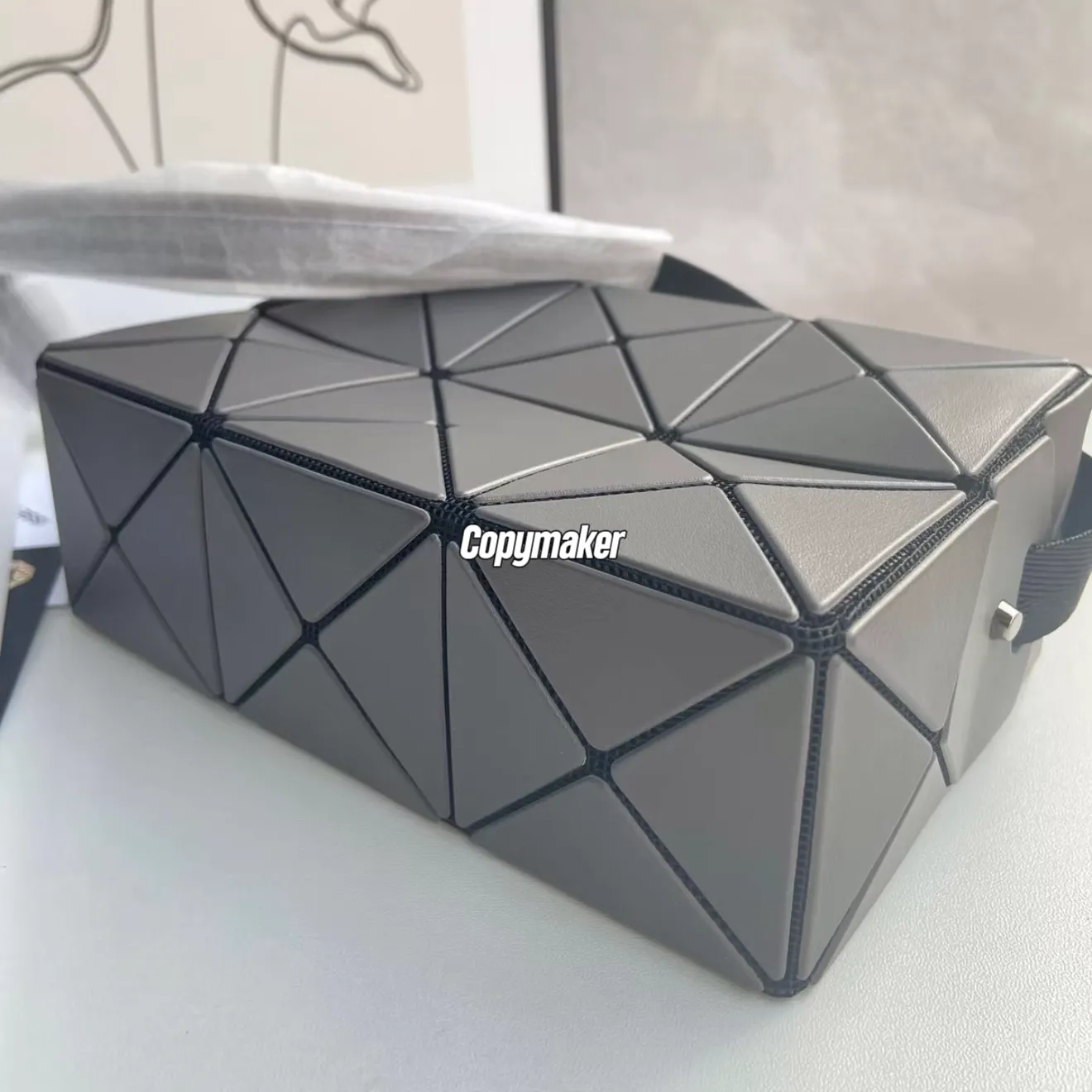 【預售】lssey Mivake 23SS 三宅一生 Cuboid 邱比特 小方盒單肩包側背包斜背包 碳灰