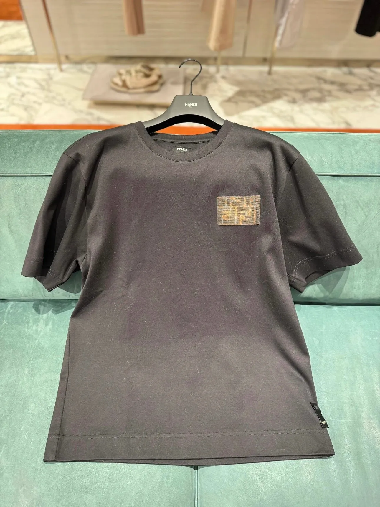 【預售】FEND1 25SS 簡約素色 經典老花胸牌 半絲光棉 短袖T恤 黑色
