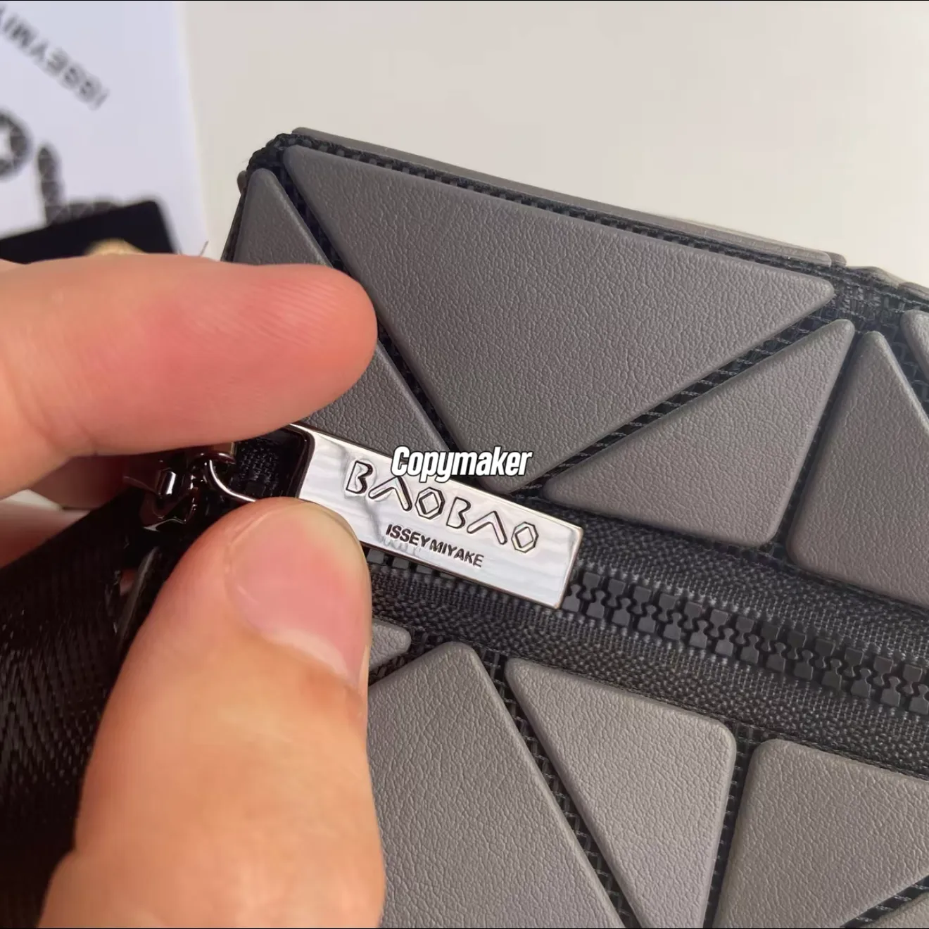 【預售】lssey Mivake 23SS 三宅一生 Cuboid 邱比特 小方盒單肩包側背包斜背包 碳灰