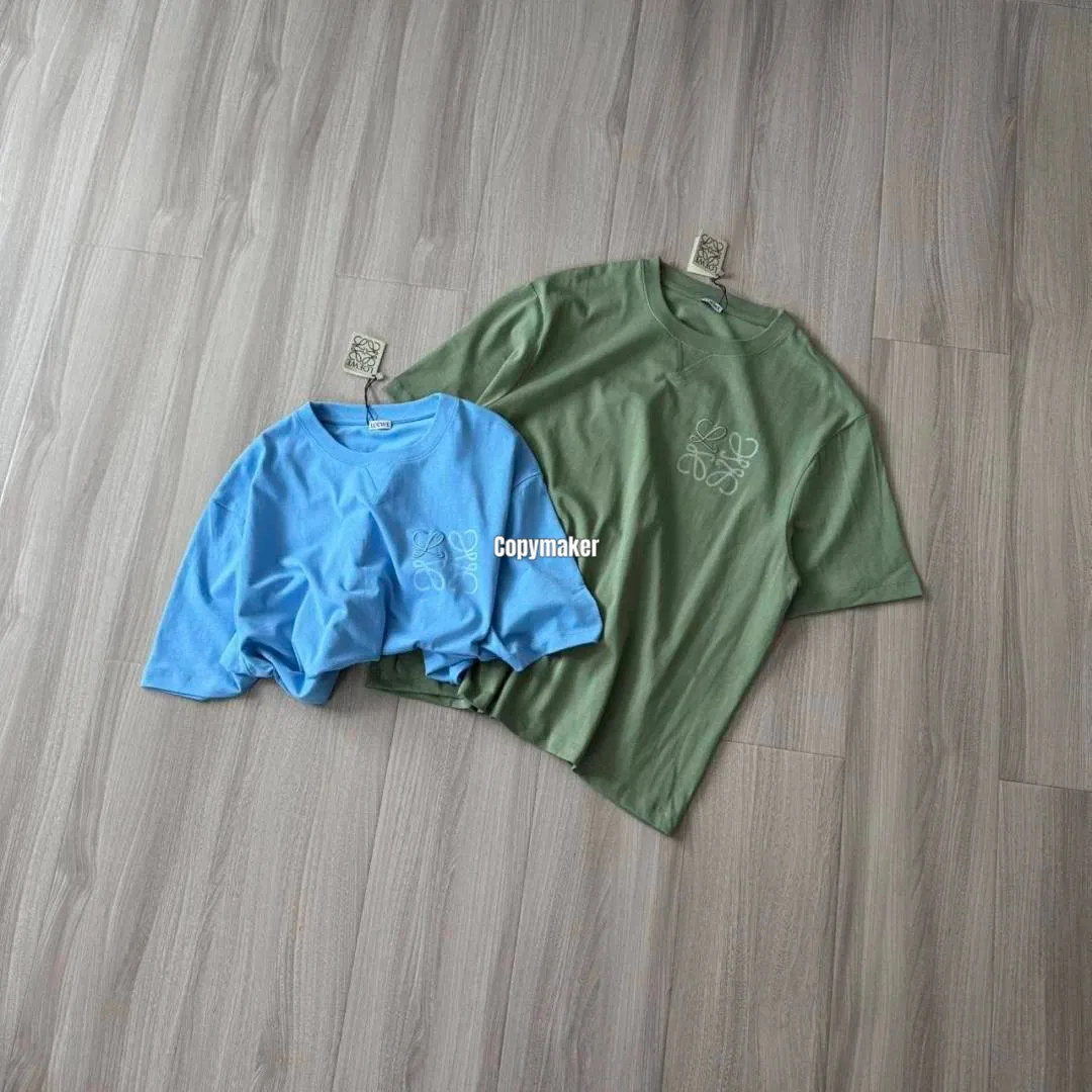 【預售】LOWE 26SS 春夏系列 Anagram幾何刺繡 簡約素色 V型短袖T恤 藍色/灰綠