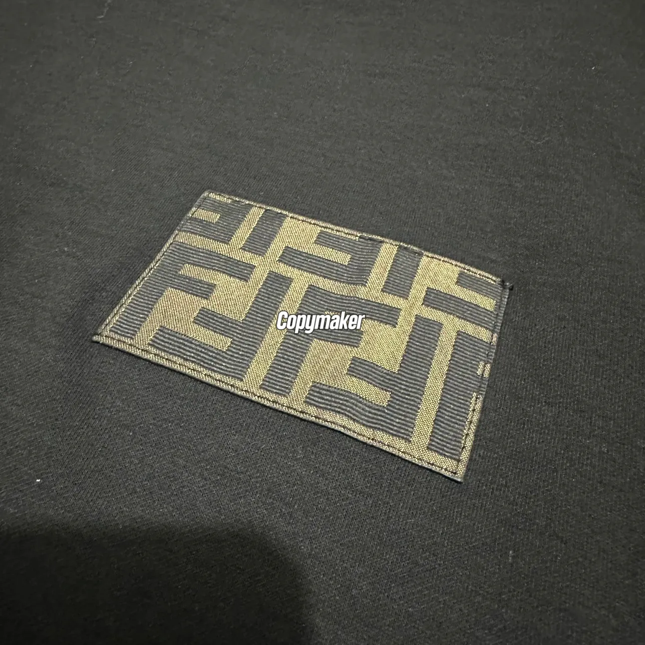 【預售】FEND1 25SS 簡約素色 經典老花胸牌 半絲光棉 短袖T恤 黑色