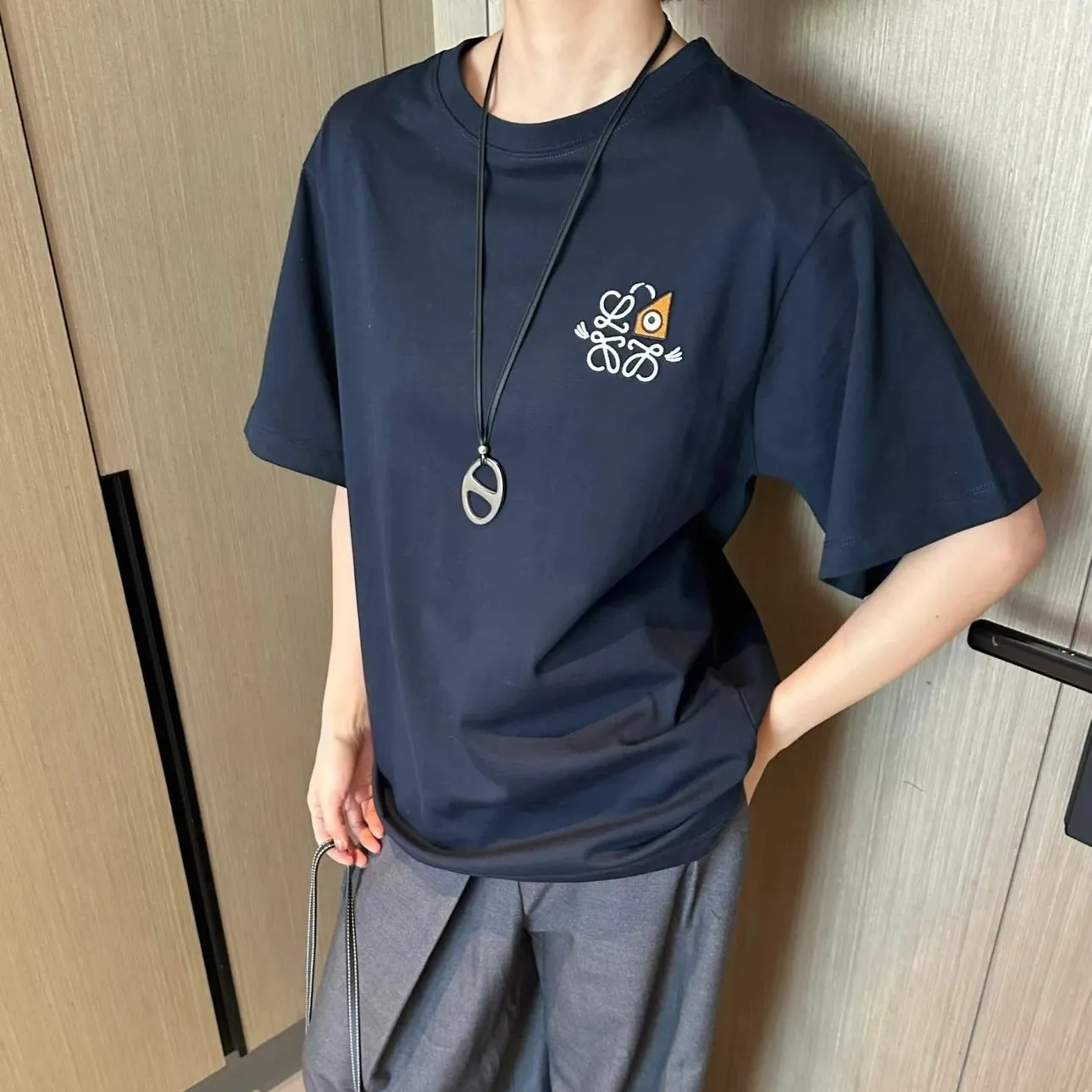 【預售】LOWE× Louis Wain 26SS 聯名款 SS26 春士系列 幾何刺繡貓咪 簡約 短袖T恤