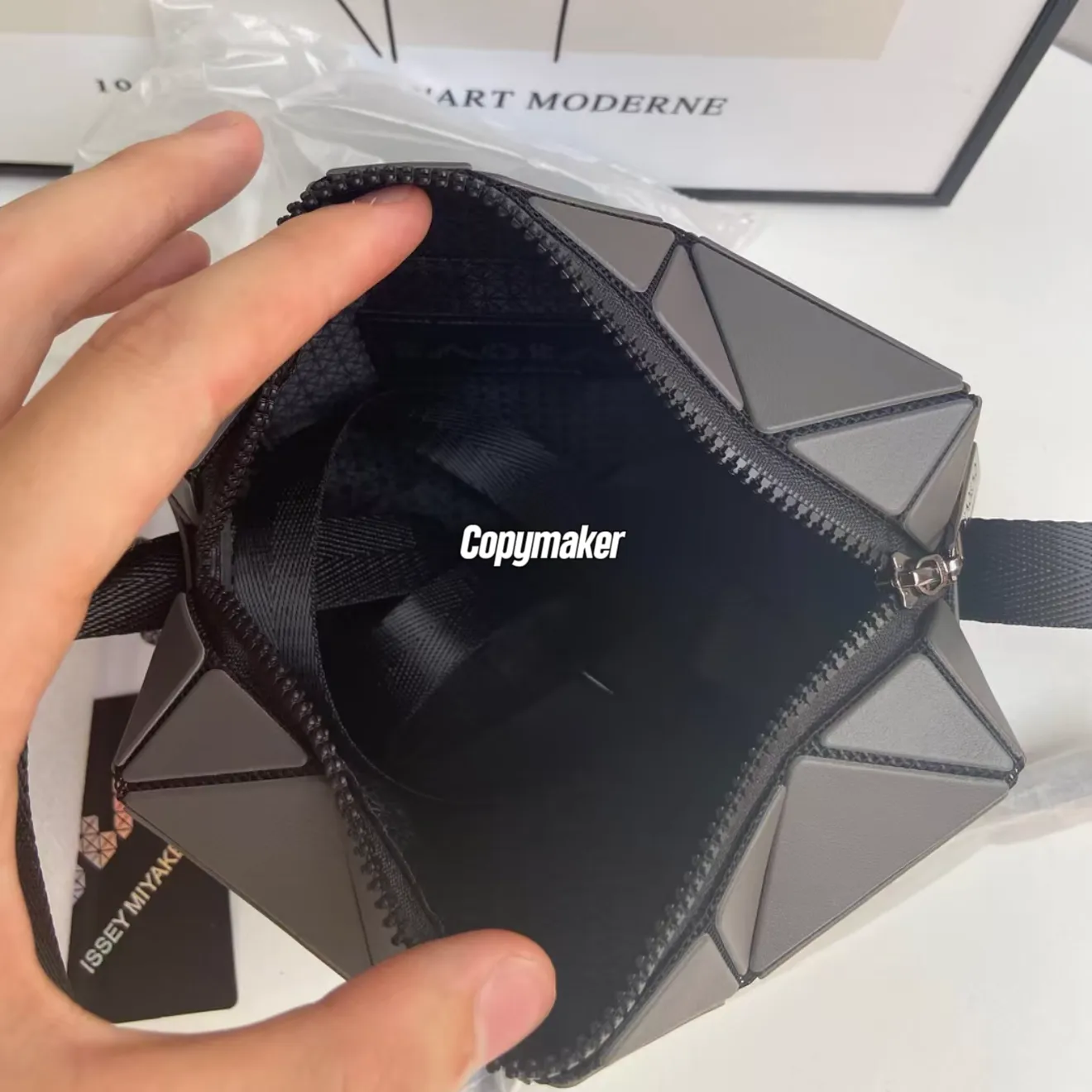 【預售】lssey Mivake 23SS 三宅一生 Cuboid 邱比特 小方盒單肩包側背包斜背包 碳灰