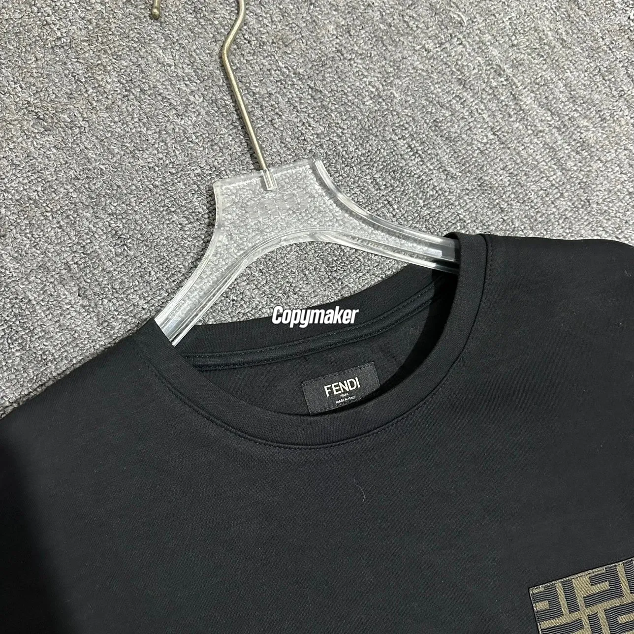 【預售】FEND1 25SS 簡約素色 經典老花胸牌 半絲光棉 短袖T恤 黑色