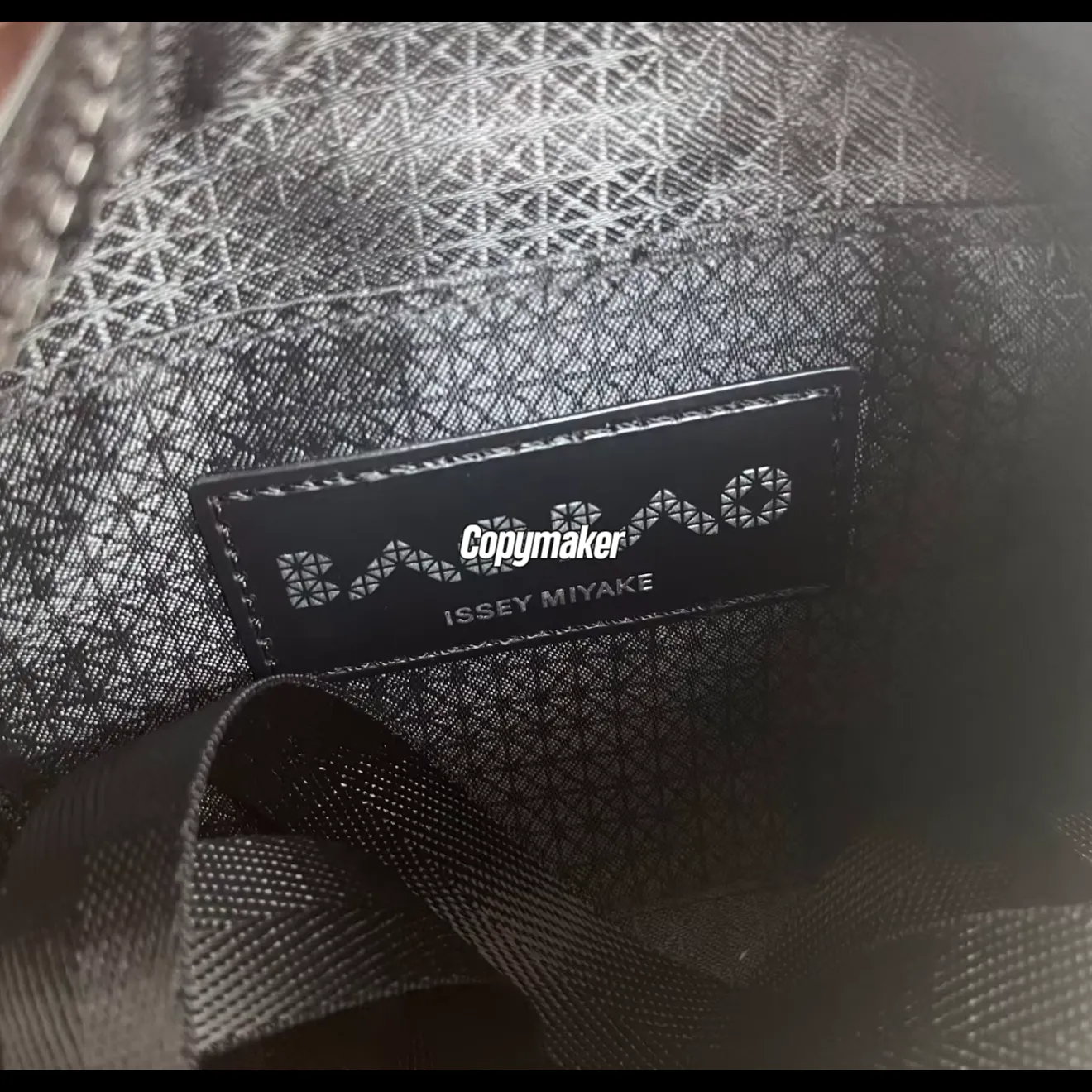 【預售】lssey Mivake 23SS 三宅一生 Cuboid 邱比特 小方盒單肩包側背包斜背包 碳灰