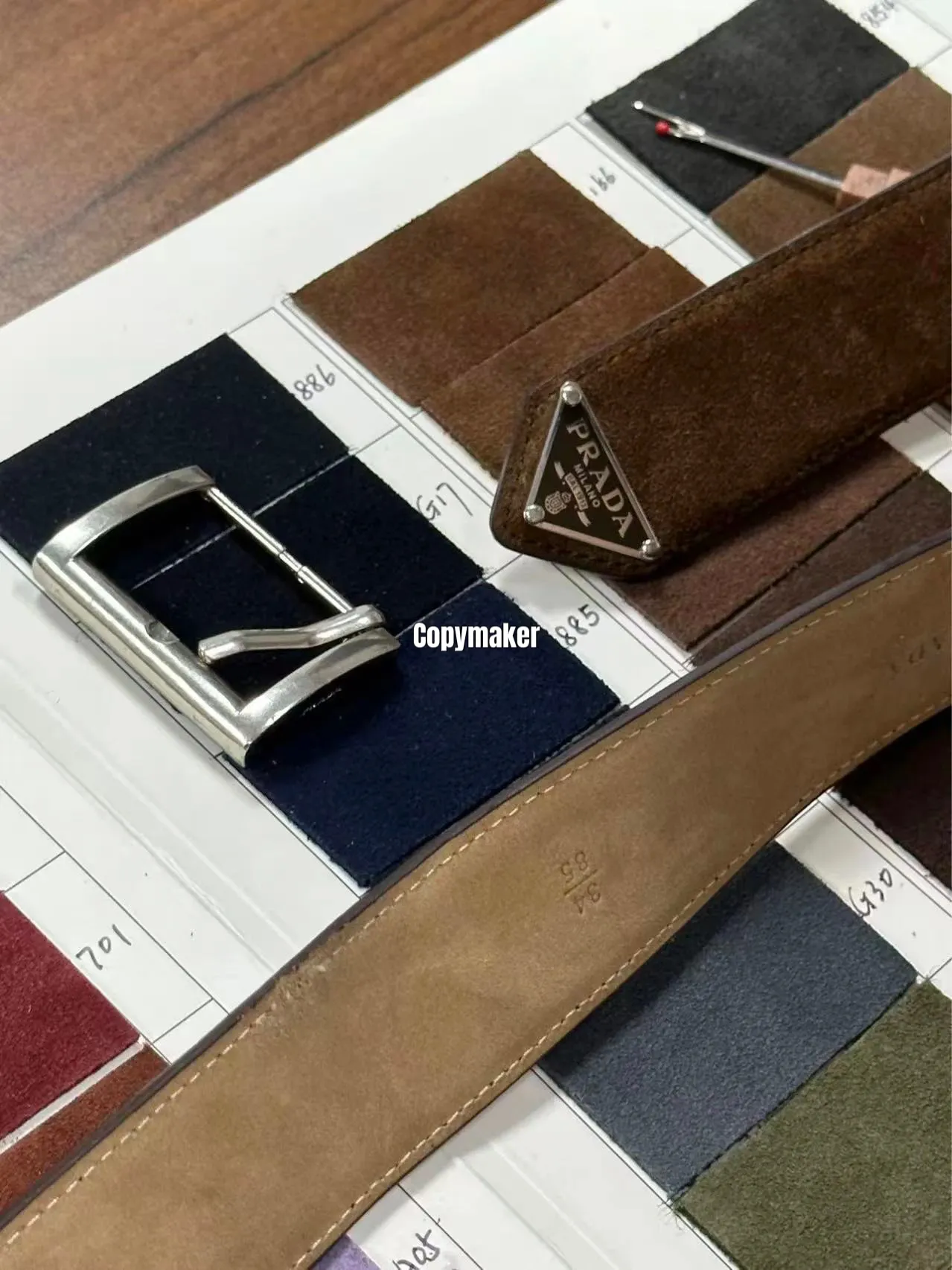 【現貨】【過驗】PRA  25FW 三角標 麂皮頭層牛皮 美拉德色系KF原廠三角牌皮帶腰帶