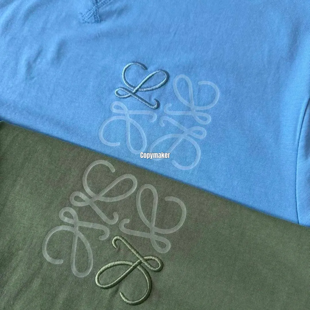 【預售】LOWE 26SS 春夏系列 Anagram幾何刺繡 簡約素色 V型短袖T恤 藍色/灰綠
