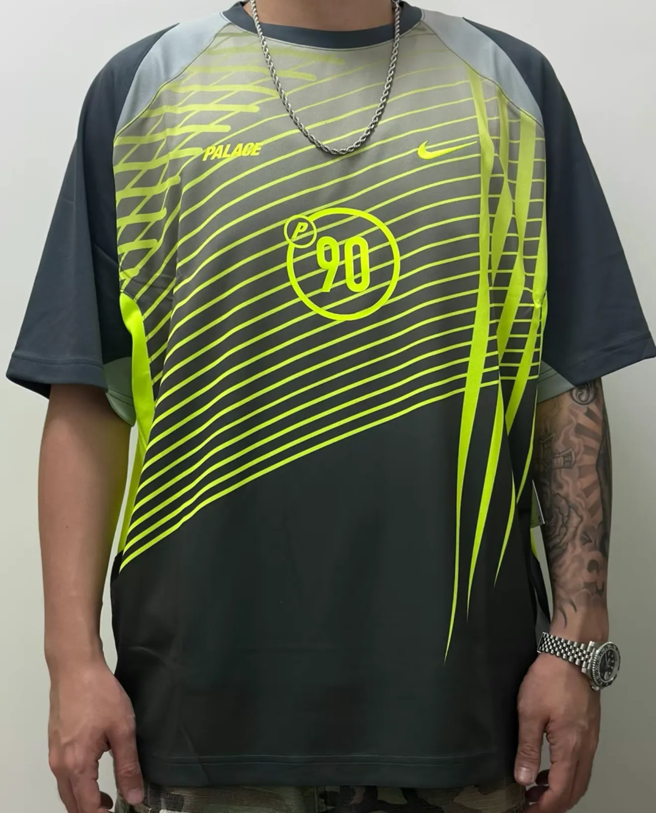 【預售】PALACE x NK  26SS 聯名 TOTAL P90 JERSEY logo 印花球衣短袖T恤