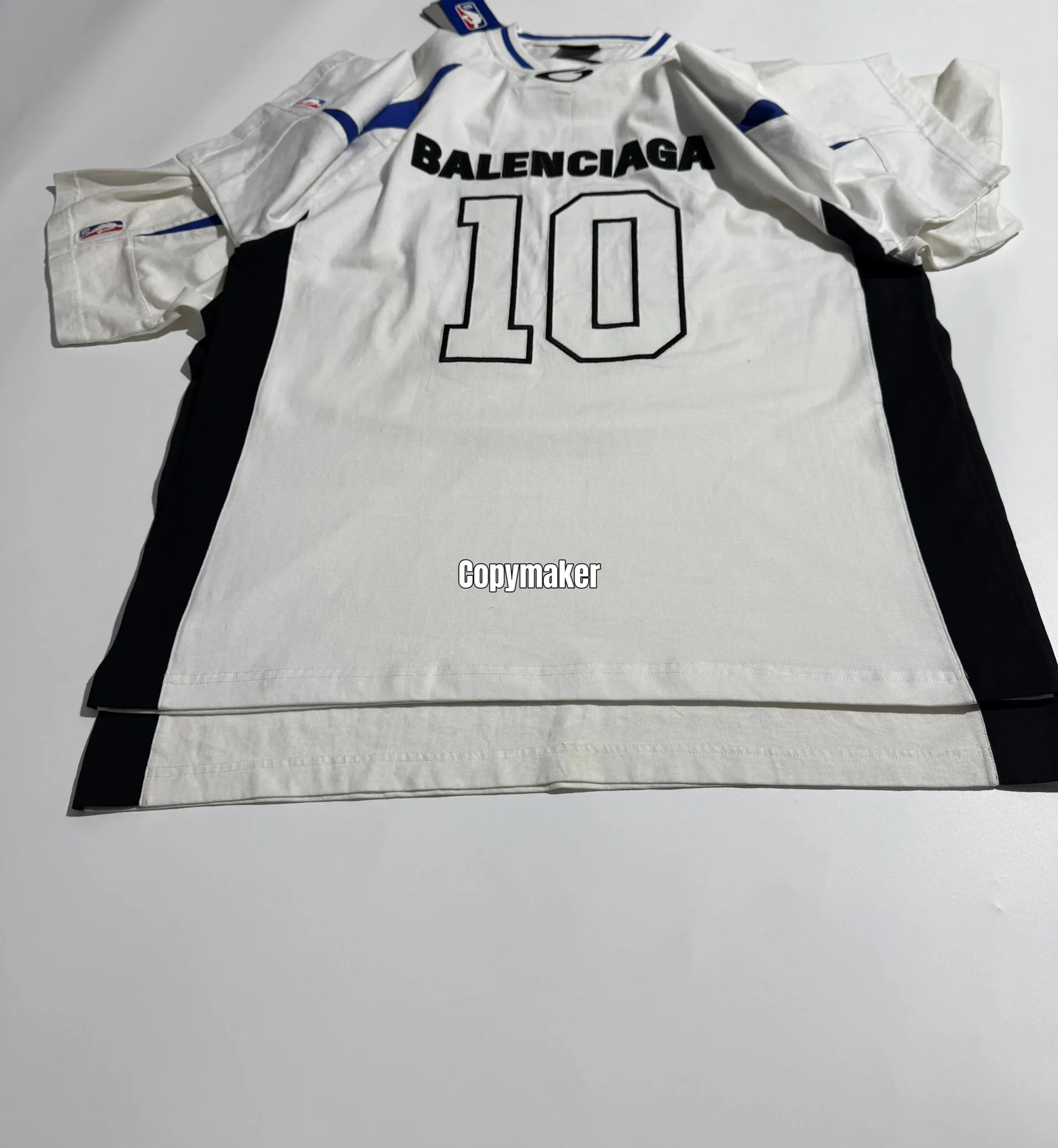 【618新品】【過驗】巴黎 BLC 26SS x NBA 聯名 拼接刺繡logo 短袖T恤足球衣 白色