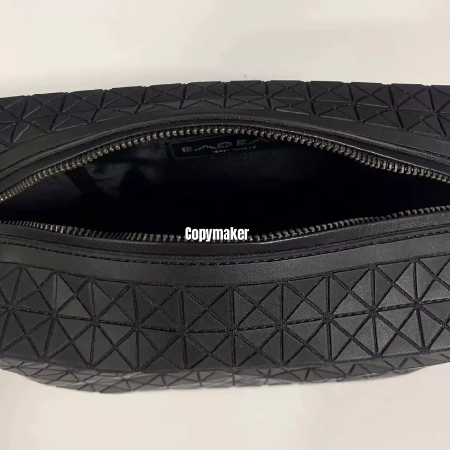 【預售】lssey Mivake 24SS 三宅一生 Kuro Saddle 相機包單肩包側背包斜背包 黑色