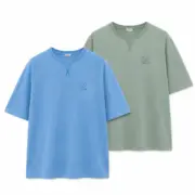 【預售】LOWE 26SS 春夏系列 Anagram幾何刺繡 簡約素色 V型短袖T恤 藍色/灰綠
