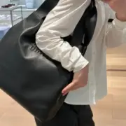 【福利回饋】M1U M1U 24SS 繆繆 壓印壓紋字母logo 皮質 托特包手提袋單肩包：圖片 3