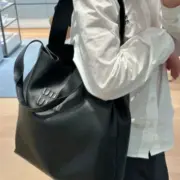 【福利回饋】M1U M1U 24SS 繆繆 壓印壓紋字母logo 皮質 托特包手提袋單肩包：圖片 4