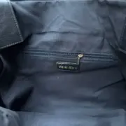 【福利回饋】M1U M1U 24SS 繆繆 壓印壓紋字母logo 皮質 托特包手提袋單肩包：圖片 7