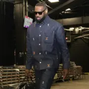 1V SS24 菲董聯名系列 logo字母刺繡圖案 牛仔外套夾克工裝 黑藍色：圖片 5