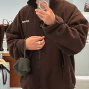 【預售】【雙11福利】M1U M1U 25SS 繆繆 字母Logo刺繡 搖粒絨 立領夾克外套 深棕：圖片 2