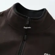 【預售】【雙11福利】M1U M1U 25SS 繆繆 字母Logo刺繡 搖粒絨 立領夾克外套 深棕：圖片 6