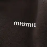 【預售】【雙11福利】M1U M1U 25SS 繆繆 字母Logo刺繡 搖粒絨 立領夾克外套 深棕：圖片 7