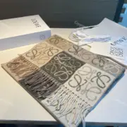 LOWE Anagram 拼接拼色 經典款 純羊毛 圍巾 披肩 三色：圖片 11