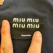 【現貨】M1U M1U 24FW 繆繆 刺繡字母logo 經典款 素色簡約 Polo衫長袖T恤 藏青色：圖片 12