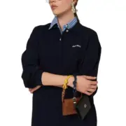 【現貨】M1U M1U 24FW 繆繆 刺繡字母logo 經典款 素色簡約 Polo衫長袖T恤 藏青色：圖片 3