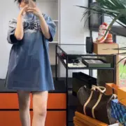 巴黎 BLC 23SS Be kind 補丁刺繡做舊破壞 logo字母 水洗 短袖T恤 天空藍：圖片 3