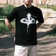 【現貨】Viv1enne Westwood 24SS 土星星球噴霧印花 短袖T恤 黑色：圖片 7