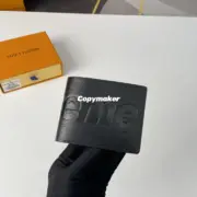 【預售】1V x Sup 聯名 Slender Wallet 壓紋Logo 黑色 皮夾短夾錢包：圖片 5