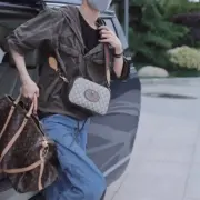 GUC 20FW 虎頭 老花條紋logo 相機包 單肩包 側背包 斜背包：圖片 5