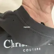 【現貨】D1OR 25FW Couture 開裂小破壞 胸前字母logo 背後鈴蘭花 短袖T恤 黑色/白色：圖片 20