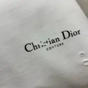 【現貨】D1OR 25FW Couture 開裂小破壞 胸前字母logo 背後鈴蘭花 短袖T恤 黑色/白色：圖片 21