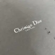 【現貨】D1OR 25FW Couture 開裂小破壞 胸前字母logo 背後鈴蘭花 短袖T恤 黑色/白色：圖片 22