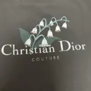 【現貨】D1OR 25FW Couture 開裂小破壞 胸前字母logo 背後鈴蘭花 短袖T恤 黑色/白色：圖片 25