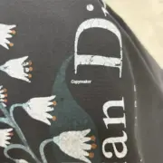 【現貨】D1OR 25FW Couture 開裂小破壞 胸前字母logo 背後鈴蘭花 短袖T恤 黑色/白色：圖片 26