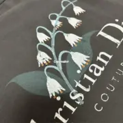 【現貨】D1OR 25FW Couture 開裂小破壞 胸前字母logo 背後鈴蘭花 短袖T恤 黑色/白色：圖片 27