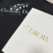 【現貨】D1OR 25FW Couture 開裂小破壞 胸前字母logo 背後鈴蘭花 短袖T恤 黑色/白色：圖片 28