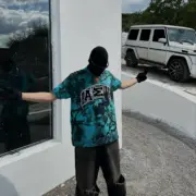 巴黎 BLC 23SS SKATER T-SHIRT  秀款 曼聯 水洗塗鴉作舊破壞 毛巾刺繡 短袖T恤：圖片 7