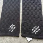 【過驗】1V 24FW 棋盤格 字母刺繡 簡約黑色 經典款 純羊毛 圍巾披肩圍脖：圖片 4