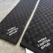 【過驗】1V 24FW 棋盤格 字母刺繡 簡約黑色 經典款 純羊毛 圍巾披肩圍脖：圖片 6